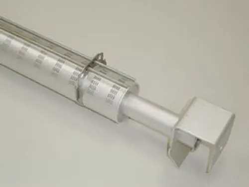 Brennerlanze aus Metall mit skaliertem Röhrenkörper und Halterung, hergestellt von Remeha. Die Konstruktion ist für industrielle Anwendungen vorgesehen.